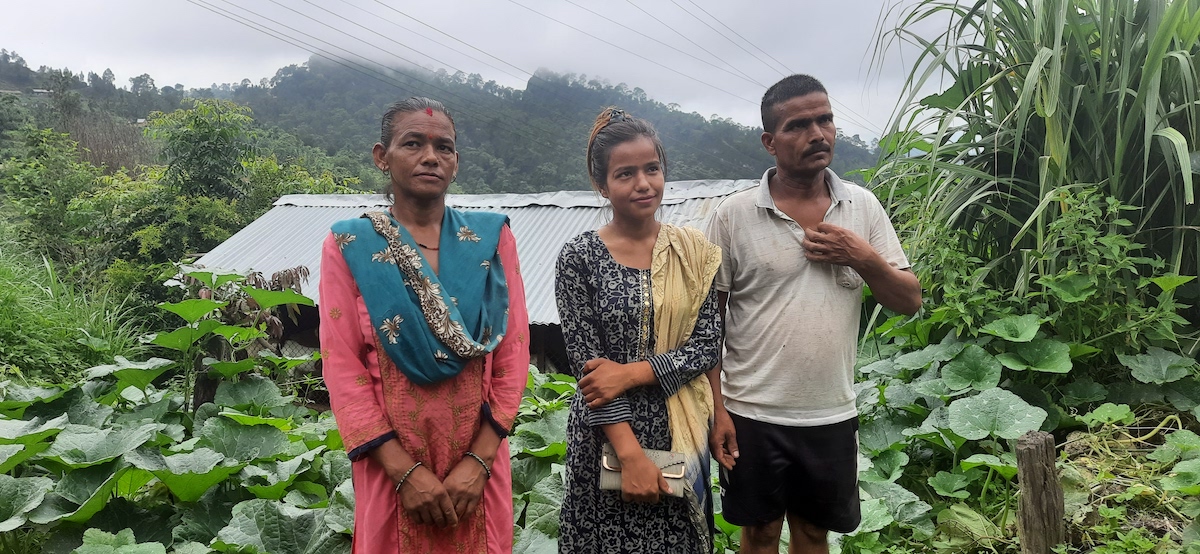 सुशीला वली आफ्ना श्रीमान मानबहादुर र छोरीका साथमा।